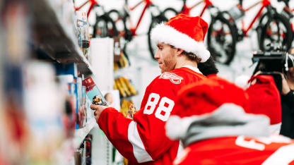 251201 Hometown Holiday Assist SELECTS 0006