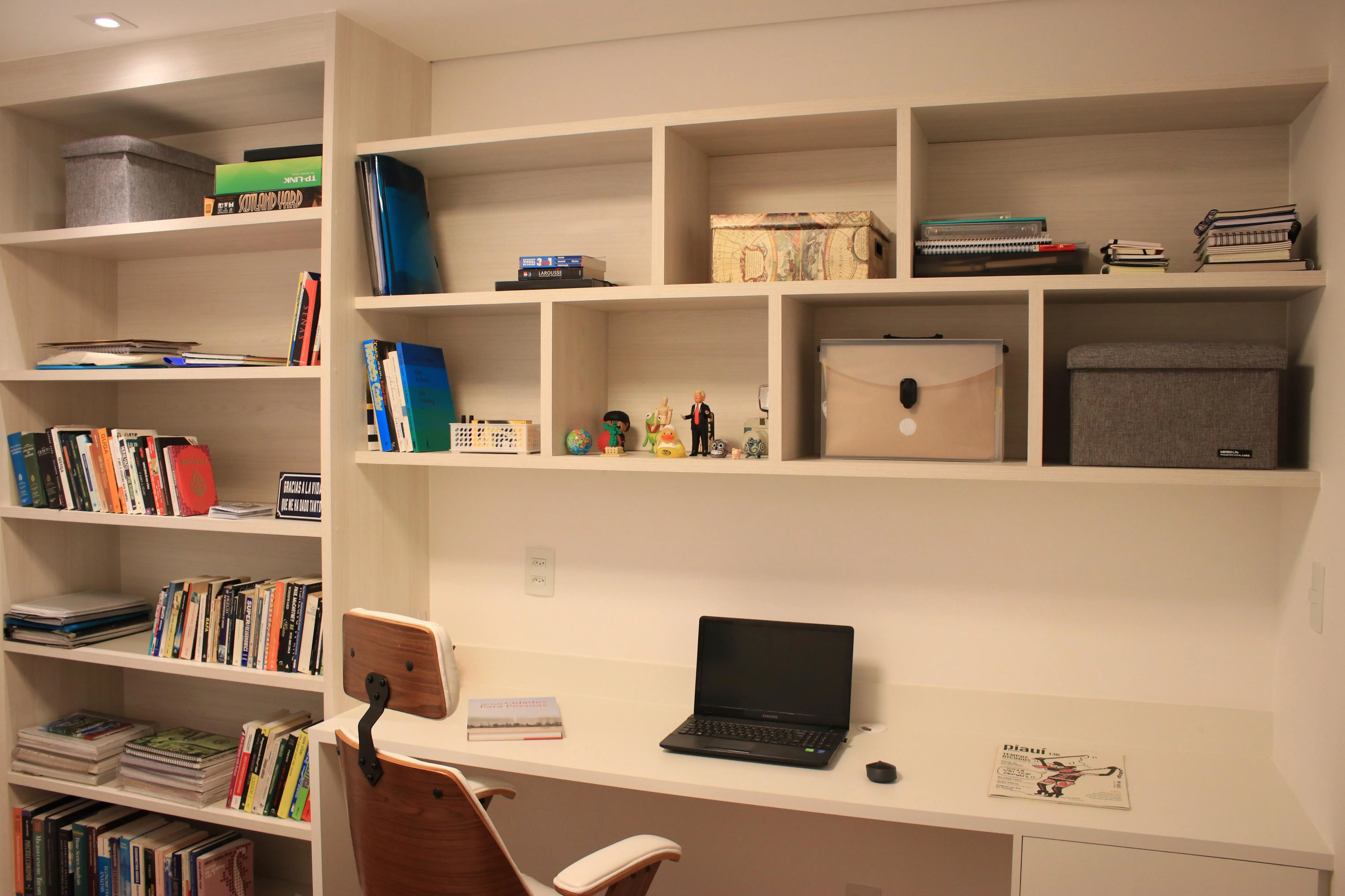 Obrafy reforma completa de home office com estantes e prateleiras para livros com móveis planejados de apartamento em São Paulo