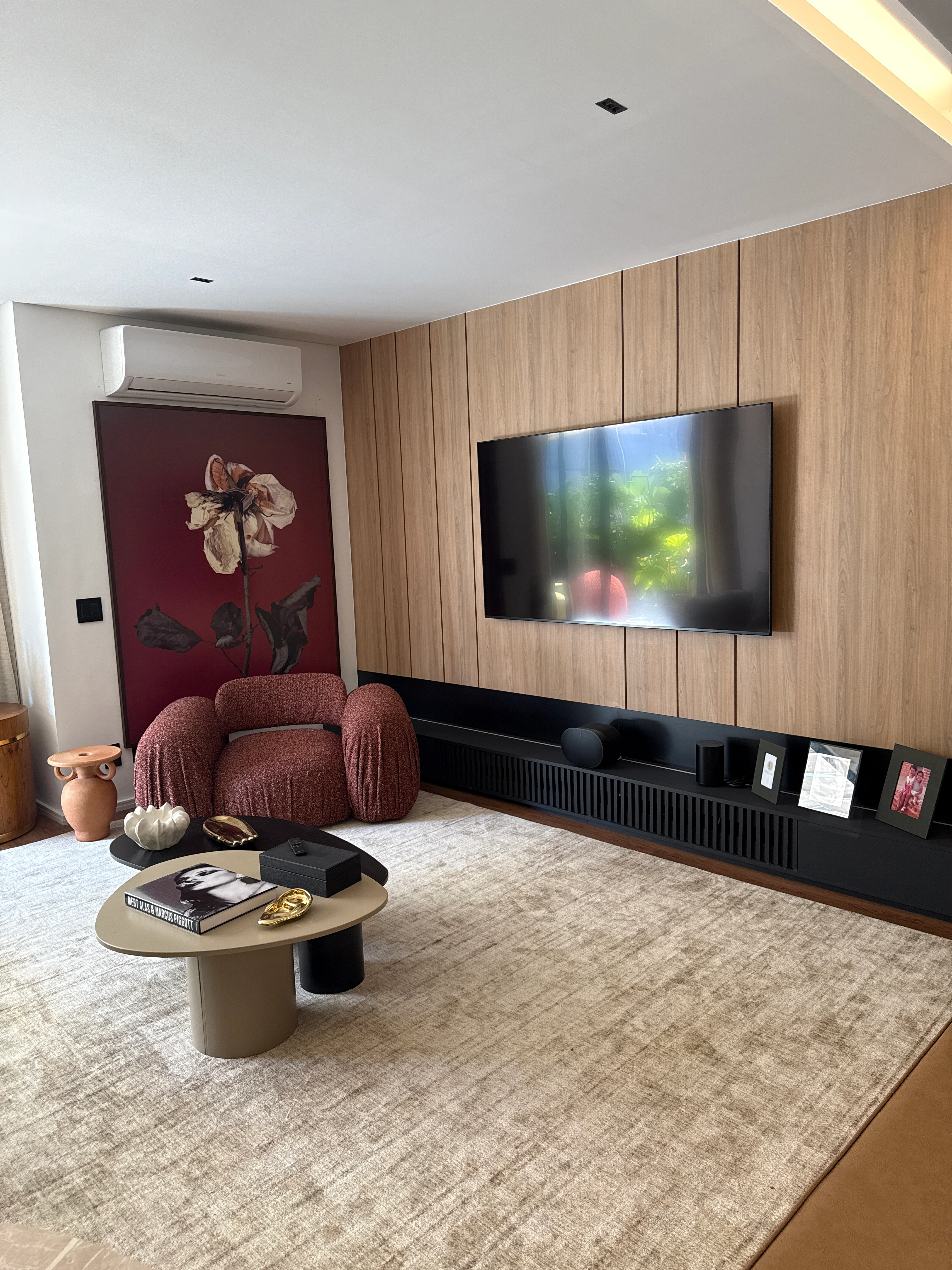 Sala de estar madeira e mármore branco moderna área de descanso confortável ambiente agradável copa