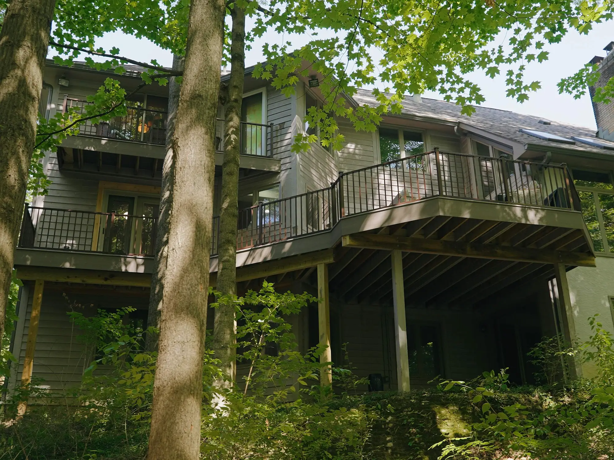 Castle, Emily Deck - Photo