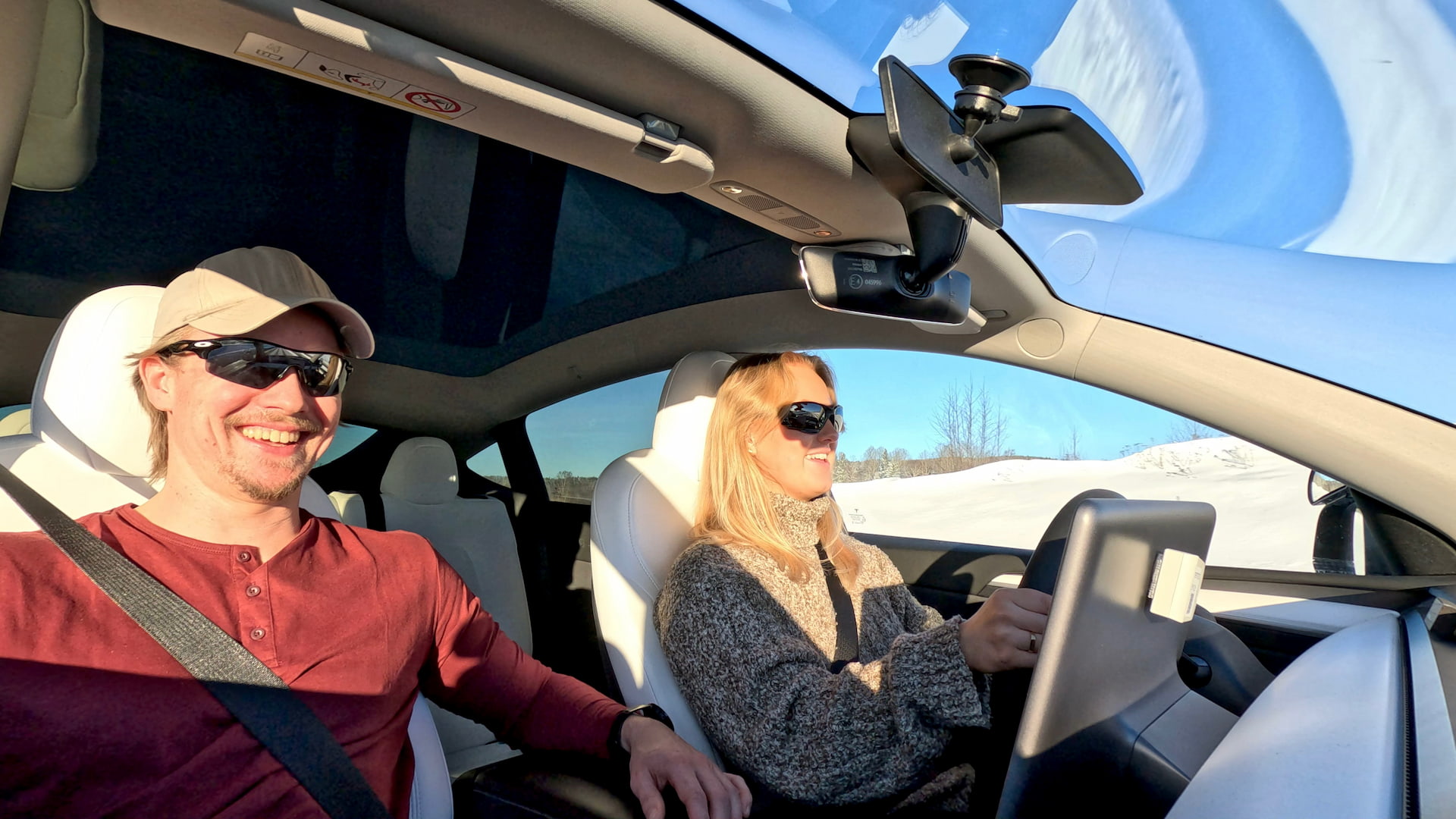 En fornøyd elev på ute på kjøretime med en trafikkskolelærer fra Arctic Trafikkskole