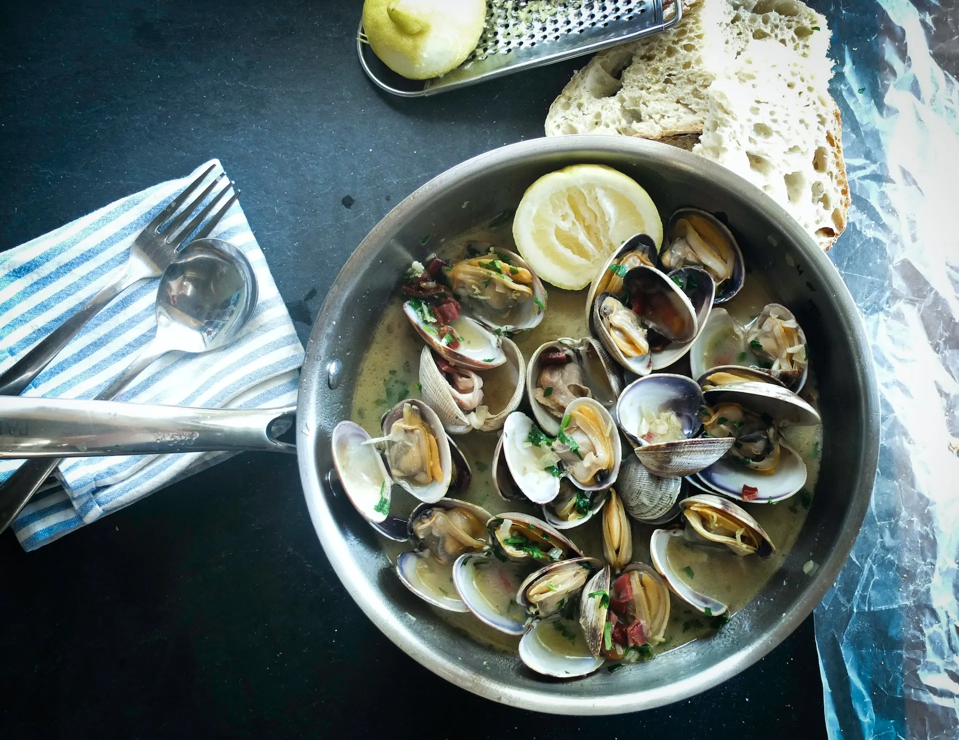 A plate of cooked mussels