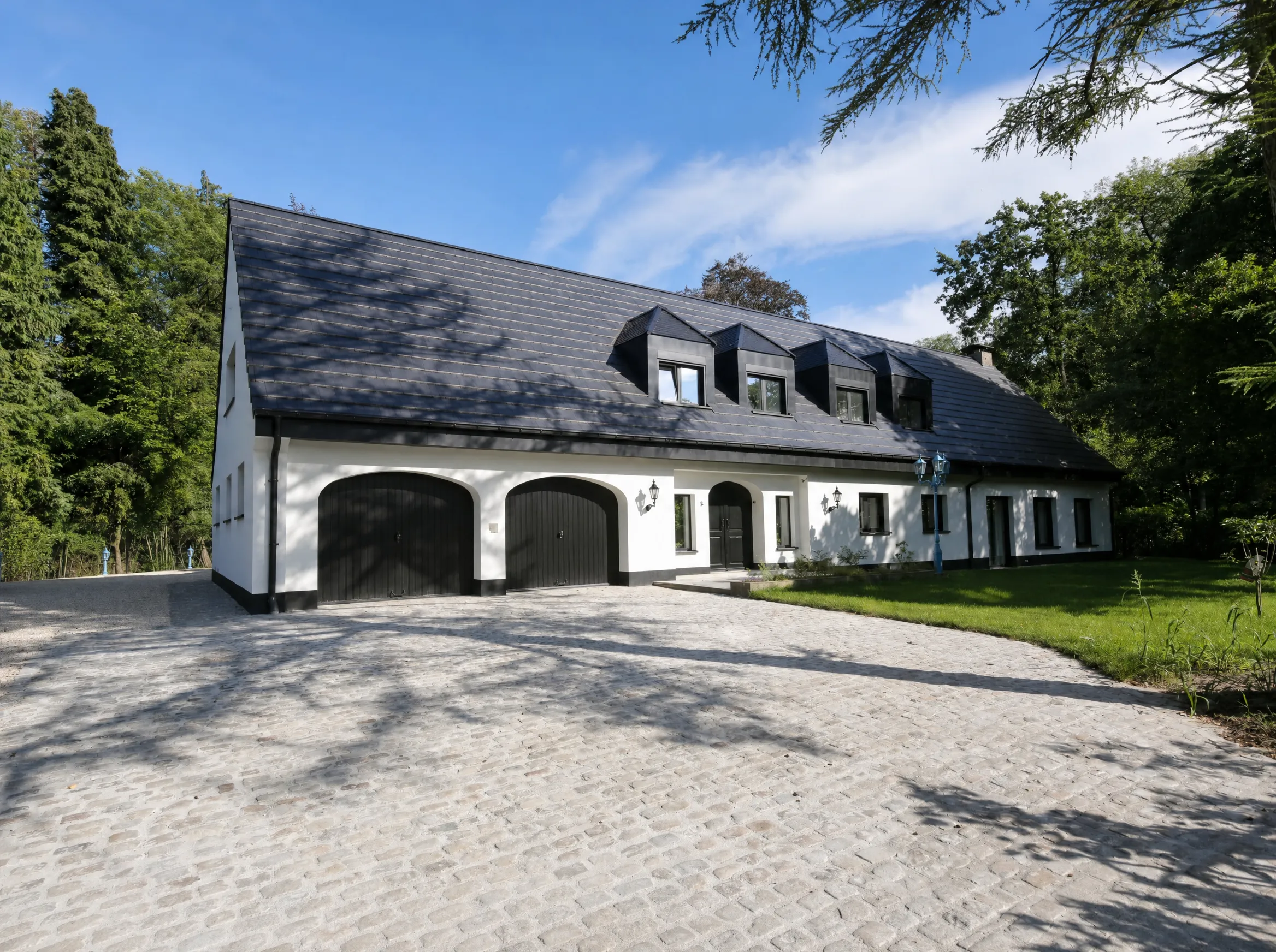 Woning met witte gevel en donker dak — Cralux-foto, bewerkt met Higgsfield.