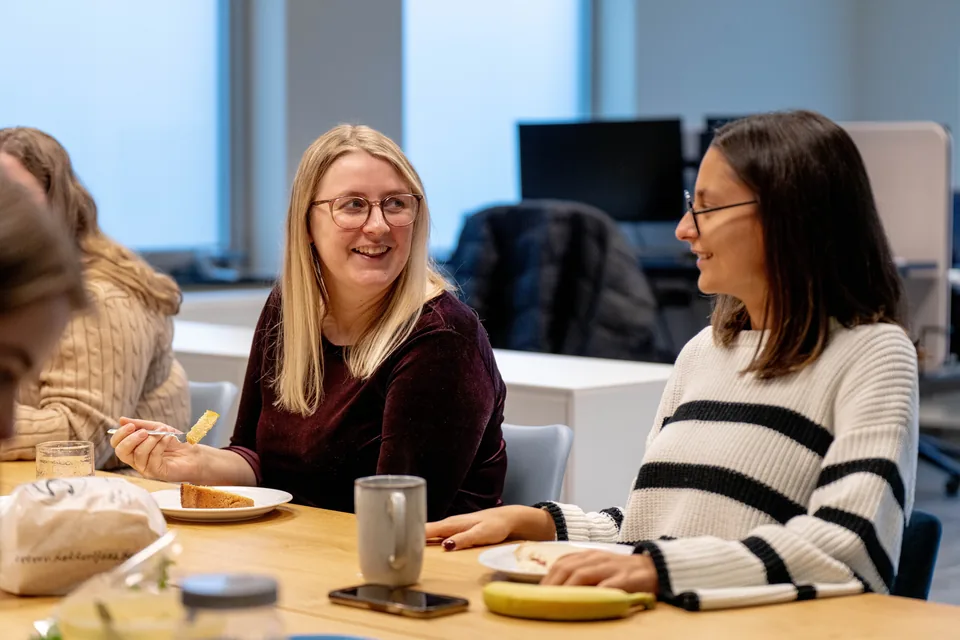 Collega's genieten samen van taart tijdens de pauze op kantoor