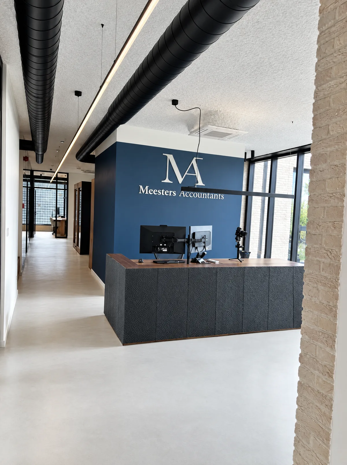 Het onthaal van Meesters Accountants in Schilde met blauwe logowand