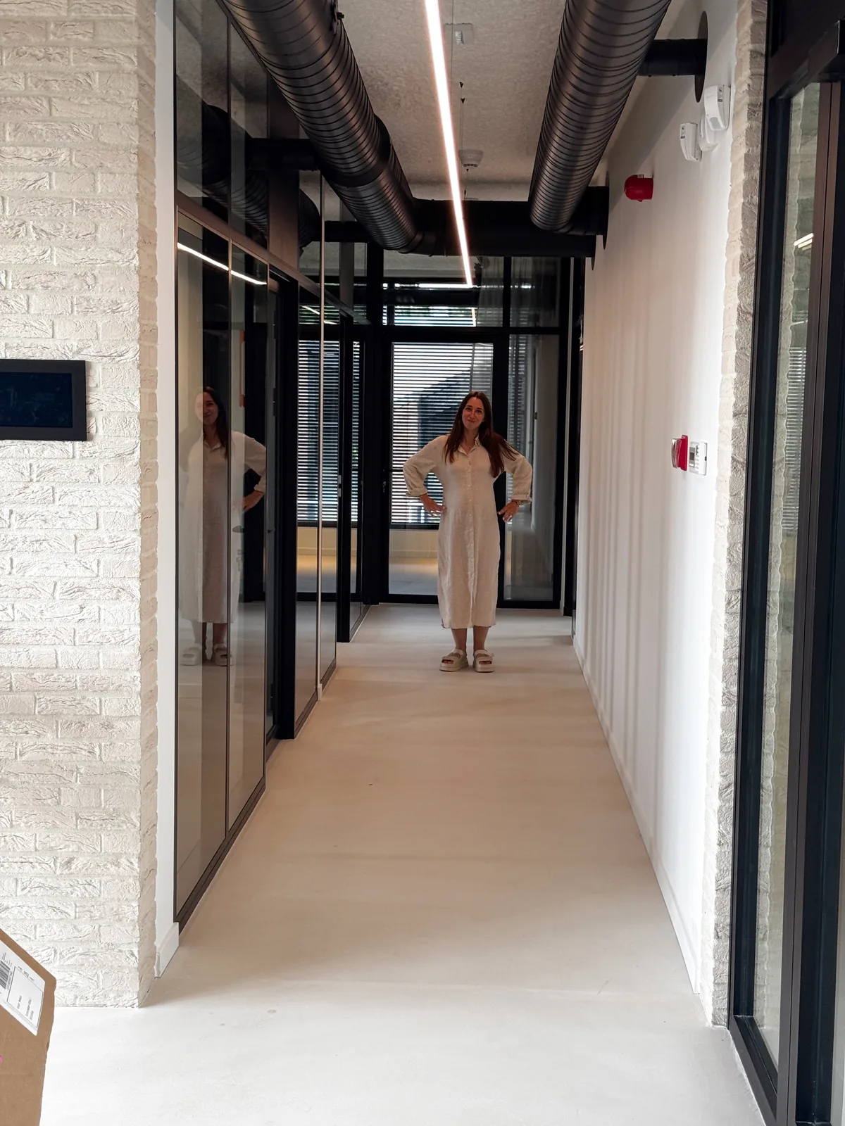 Een collega in de gang van het kantoor in Schilde