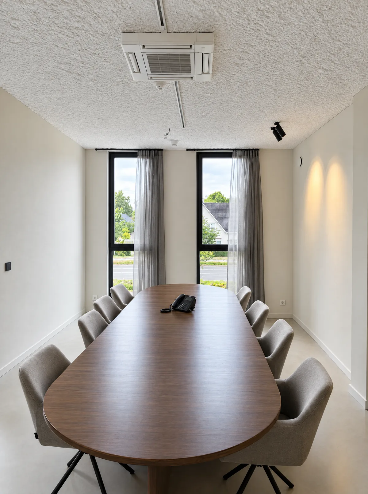 Vergaderzaal in Schilde met een houten tafel en veel daglicht
