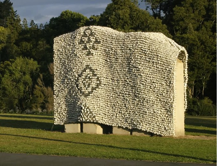 Nga Uri o Hinetuparimaunga (2005) Hamilton Gardens with sculptor Chris Booth