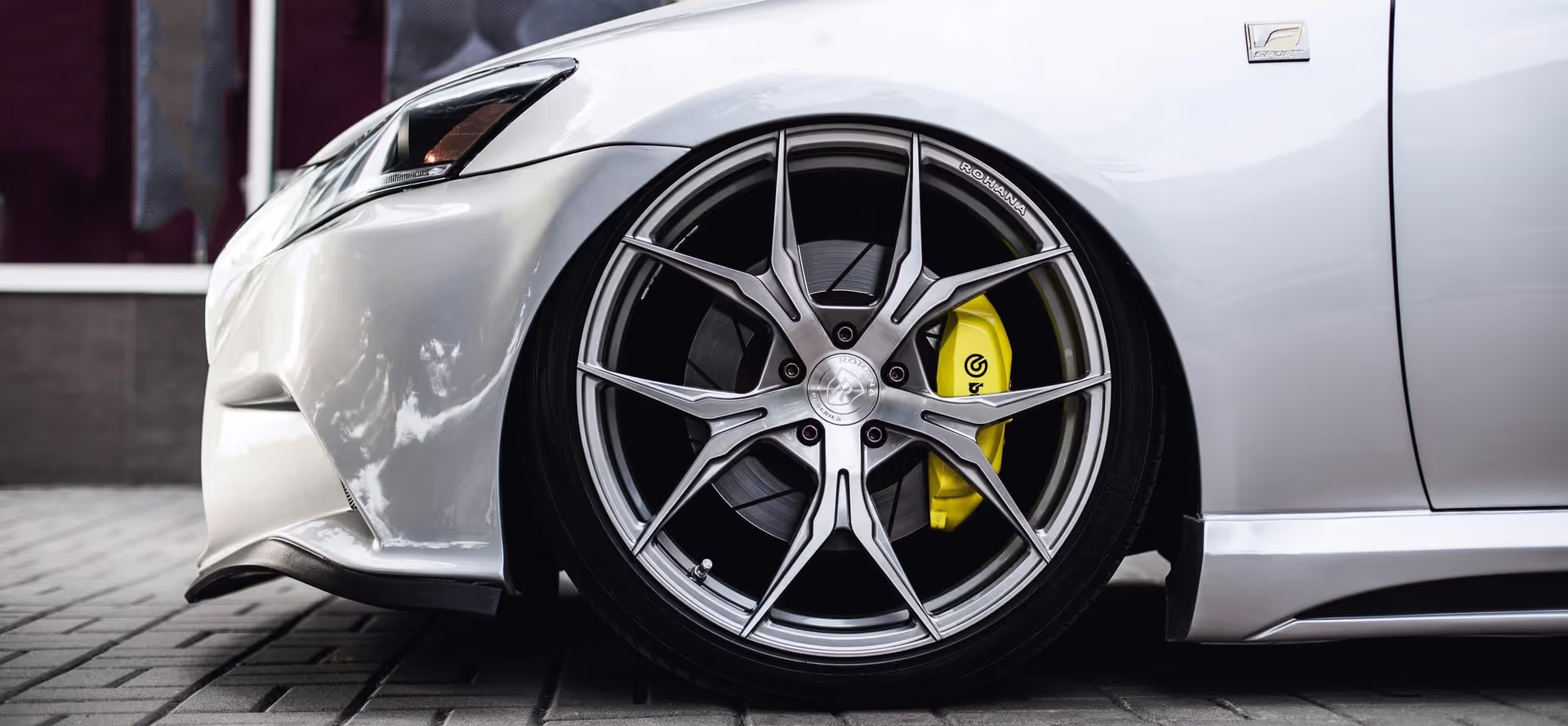 Front of a white car with chrome car rims
