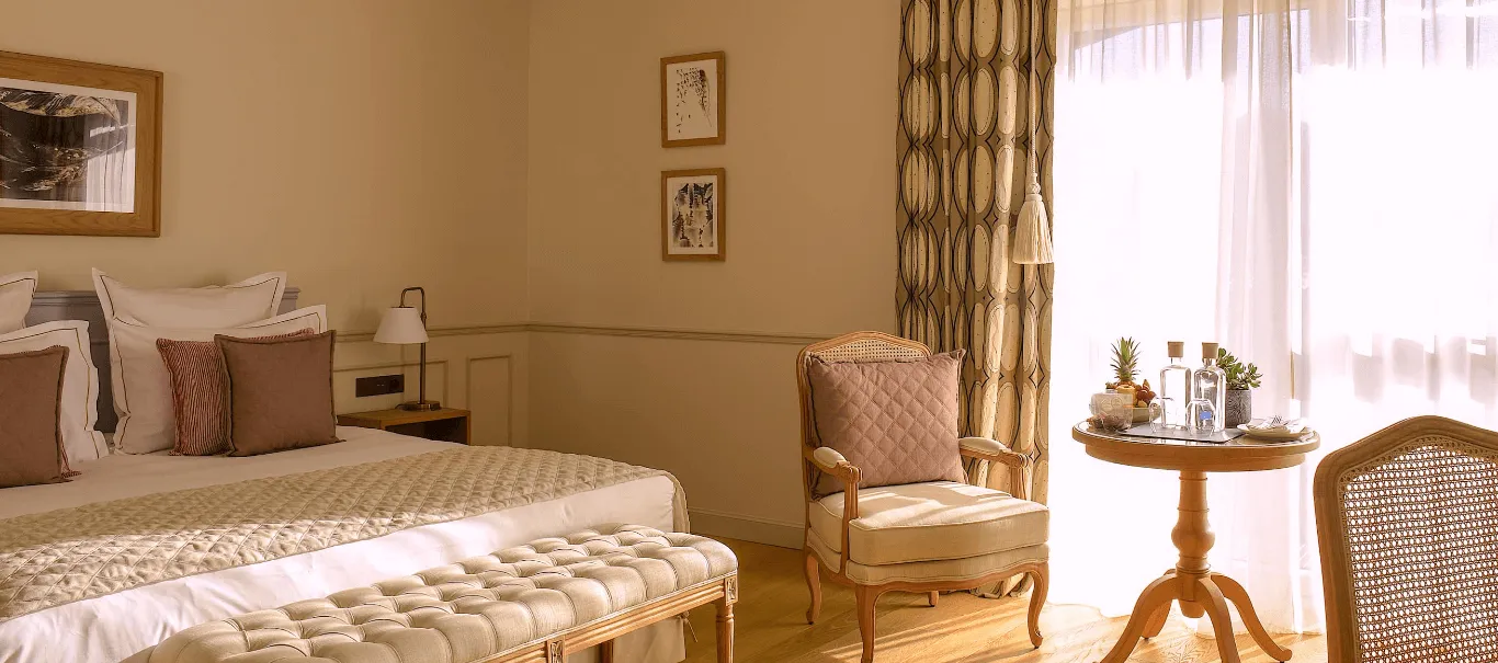 Grande chambre couleur café Hôtel Chais Monnet & Spa Cognac