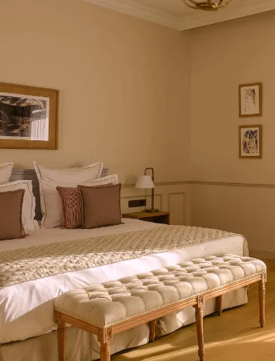 Grande chambre couleur café Hôtel Chais Monnet & Spa Cognac