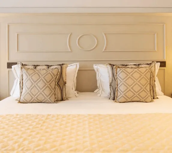 Lits avec coussins Hôtel Chais Monnet & Spa Cognac