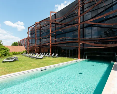 Grande piscine extérieur Hôtel Chais Monnet & Spa Cognac
