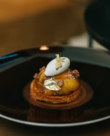 Présentation d'une pâtisserie Hôtel Chais Monnet & Spa Cognac