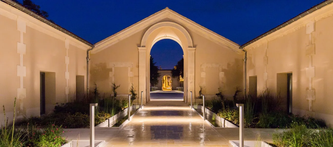 Night-time atmosphere in front of the Hotel Chais Monnet & Spa Cognac