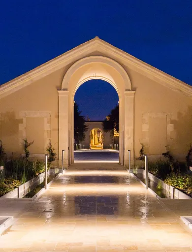 Night-time atmosphere in front of the Hotel Chais Monnet & Spa Cognac