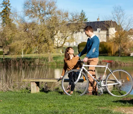 Couple en balade à vélo Hôtel Chais Monnet & Spa Cognac