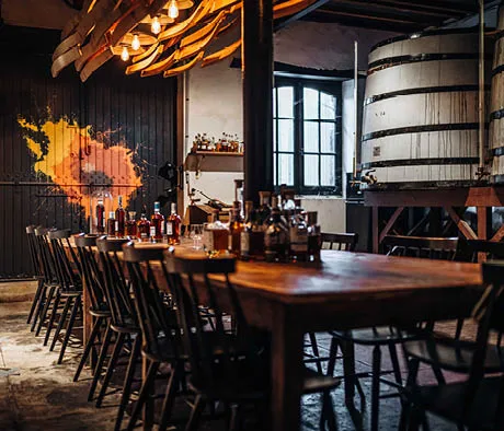 Grande table avec présentation de différents cognacs Hôtel Chais Monnet & Spa Cognac