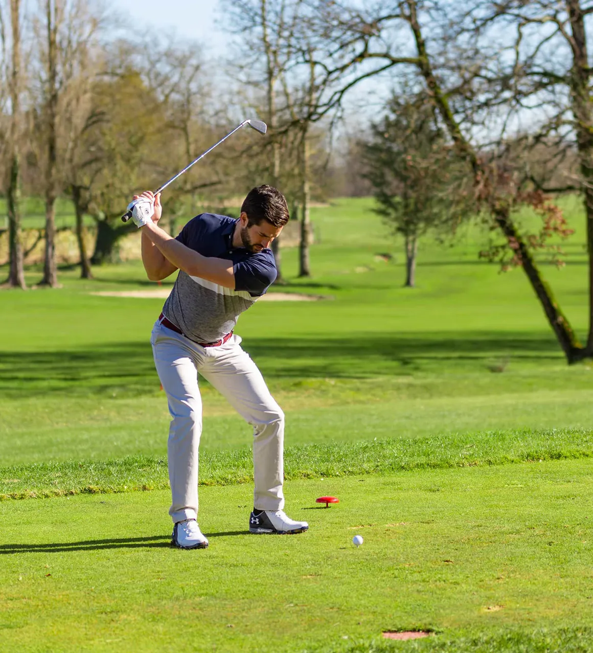 Homme en session de golf Hôtel Chais Monnet & Spa Cognac