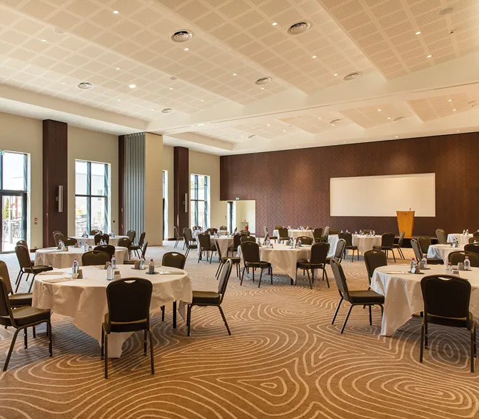 Salle de restaurant avec tables Hôtel Chais Monnet & Spa Cognac