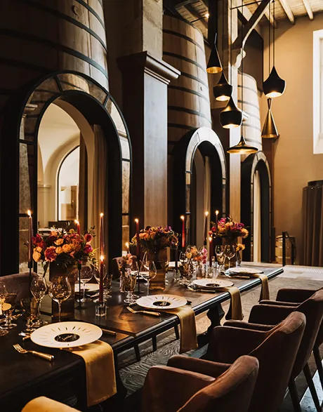 Bouquets de fleurs déposés sur une grande table de banquet Hôtel Chais Monnet & Spa Cognac