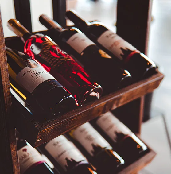 Rangées de bouteilles de vin Hôtel Chais Monnet & Spa Cognac