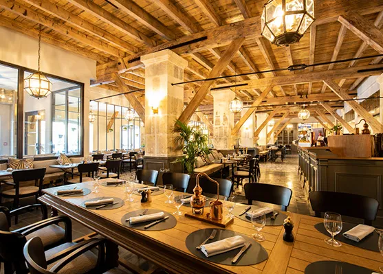 Grande Salle de restaurant avec plafond en bois Hôtel Chais Monnet & Spa Cognac 