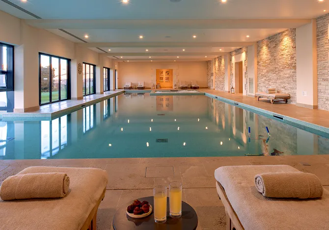Espace bien être avec piscine intérieur Hôtel Chais Monnet & Spa Cognac