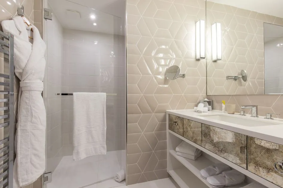 Salle de bain dans la chambre deluxe Hôtel Chais Monnet & Spa Cognac