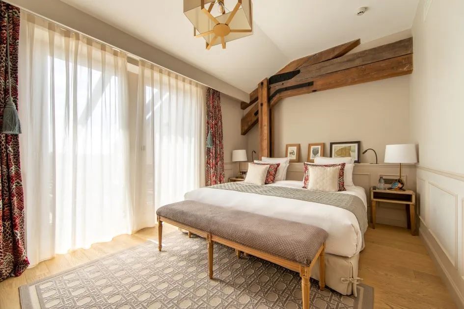 Lit avec tables de chevets dans la chambre deluxe Hôtel Chais Monnet & Spa Cognac