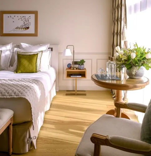 Petite table à côté du lit Hôtel Chais Monnet & Spa Cognac