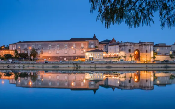 Pond next to buildings Hotel Chais Monnet & Spa Cognac