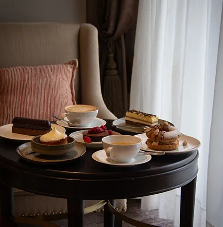 Table avec desserts et cafés Hôtel Chais Monnet & Spa Cognac