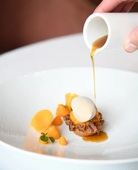 Coulis sur une pâtisserie Hôtel Chais Monnet & Spa Cognac 