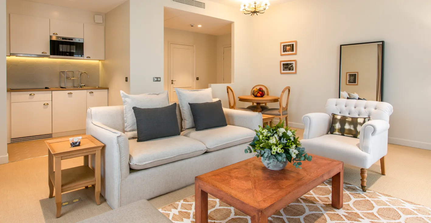 Grande chambre meublée avec tableaux aux murs Hôtel Chais Monnet & Spa Cognac