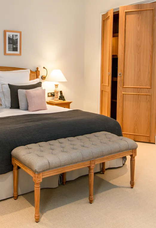 Grande chambre meublée avec tableaux aux murs Hôtel Chais Monnet & Spa Cognac