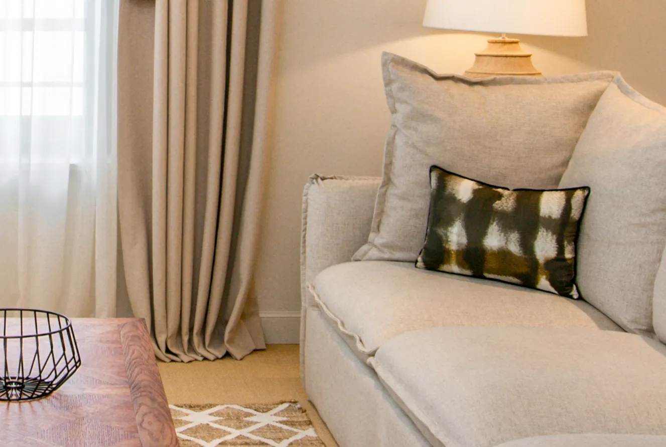 Petite table avec lampe Hôtel Chais Monnet & Spa Cognac