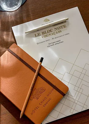 Enfants dans chambre avec cadeaux noel