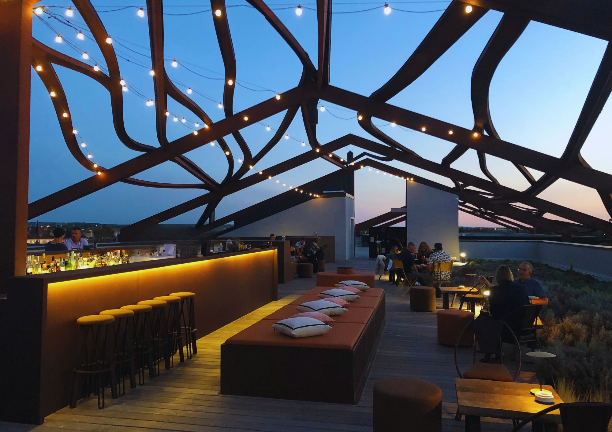 Grande salle avec bar au fond Hôtel Chais Monnet & Spa Cognac