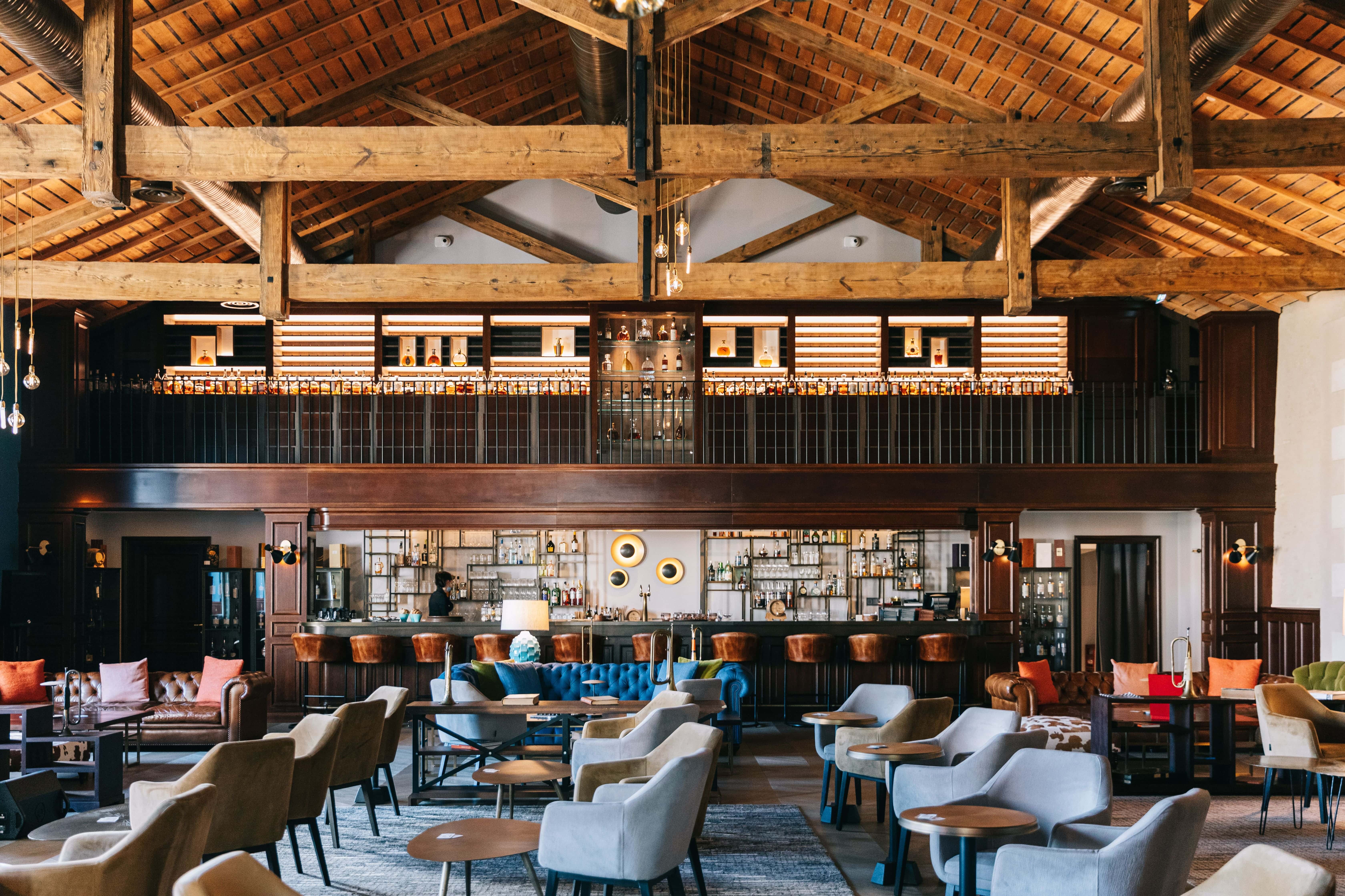 Grande salle avec bar au fond Hôtel Chais Monnet & Spa Cognac