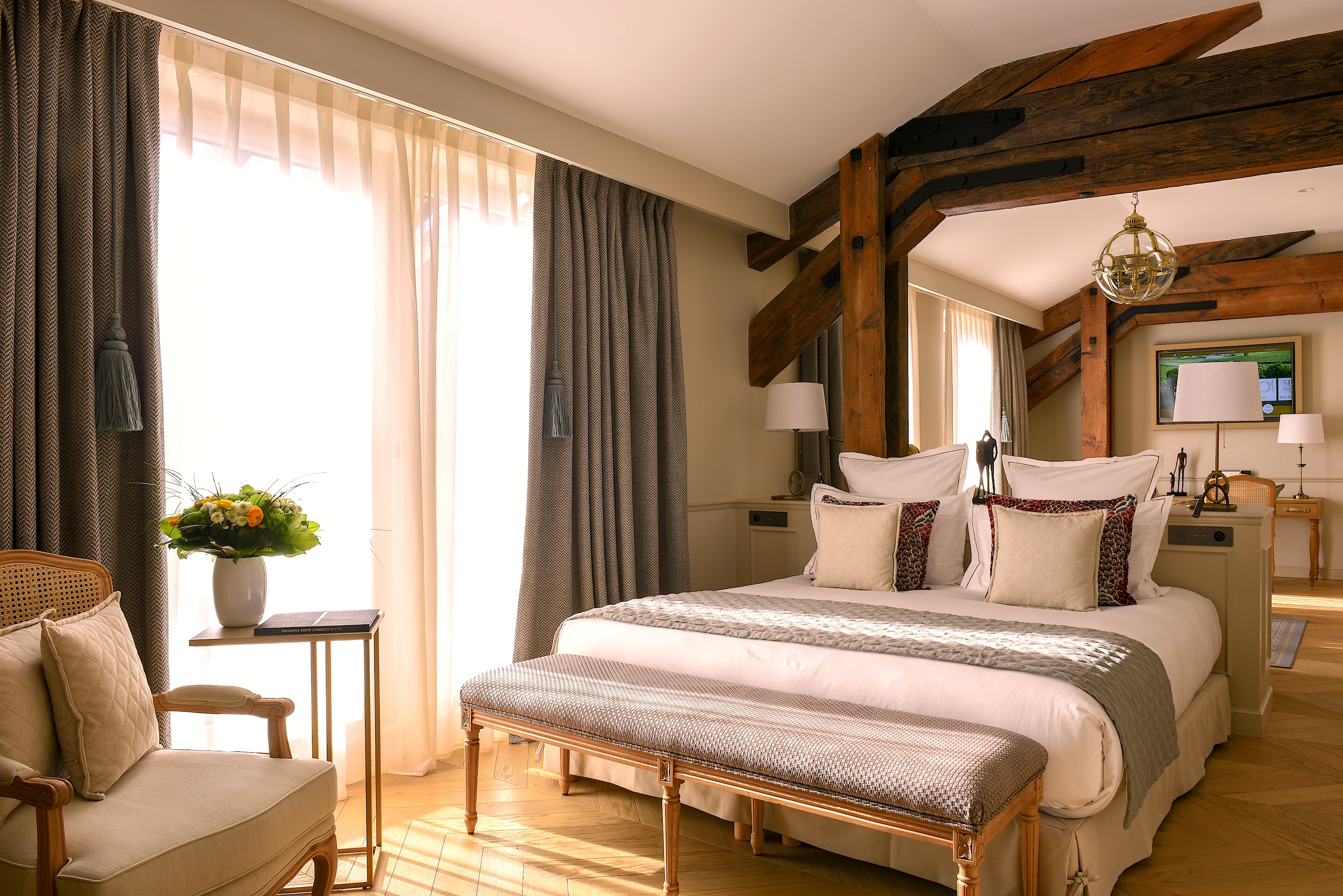 Bedroom with bed Hotel Chais Monnet & Spa Cognac