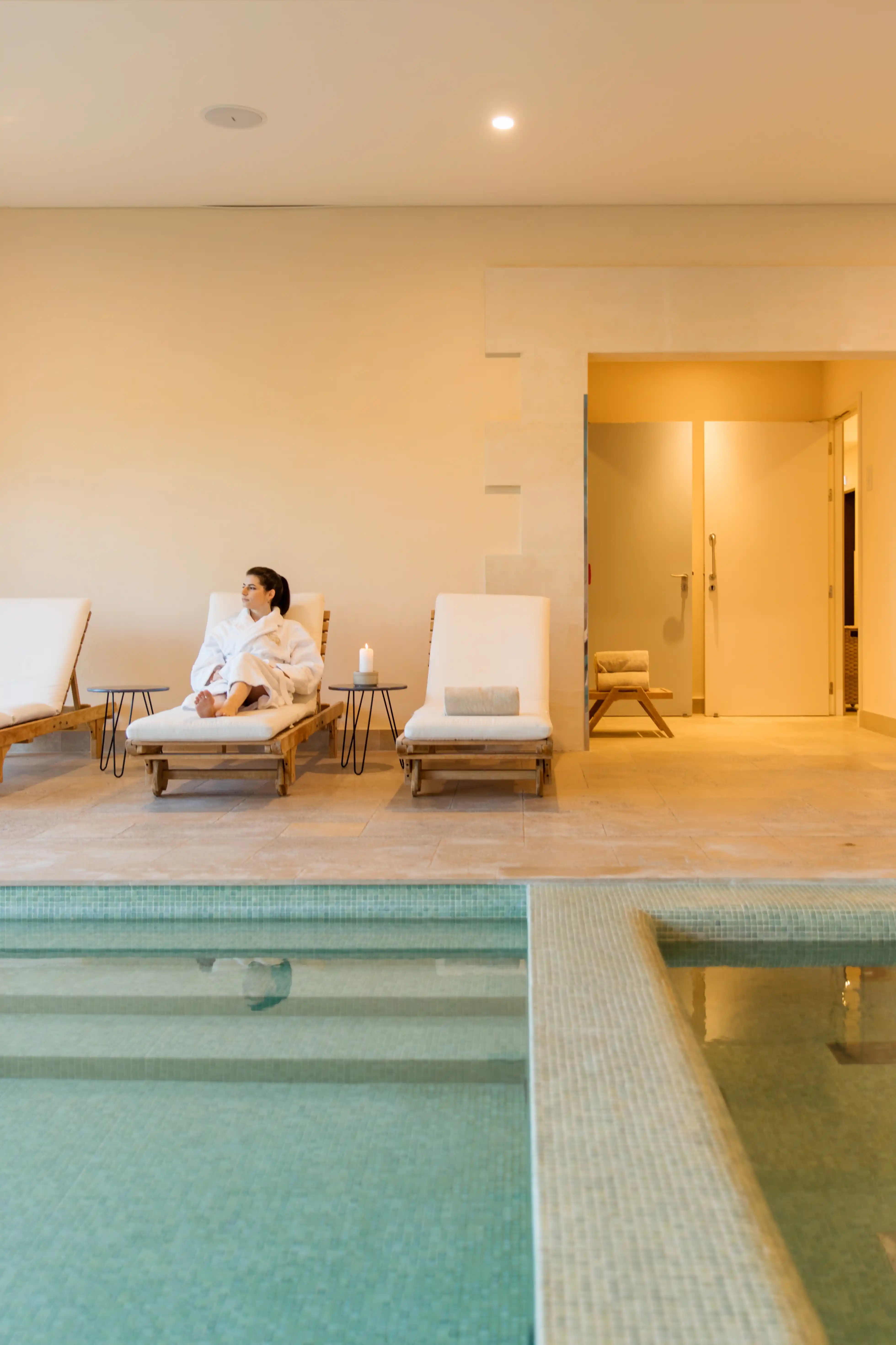 Piscine intérieure Spa relaxation Hôtel Chais Monnet & Spa