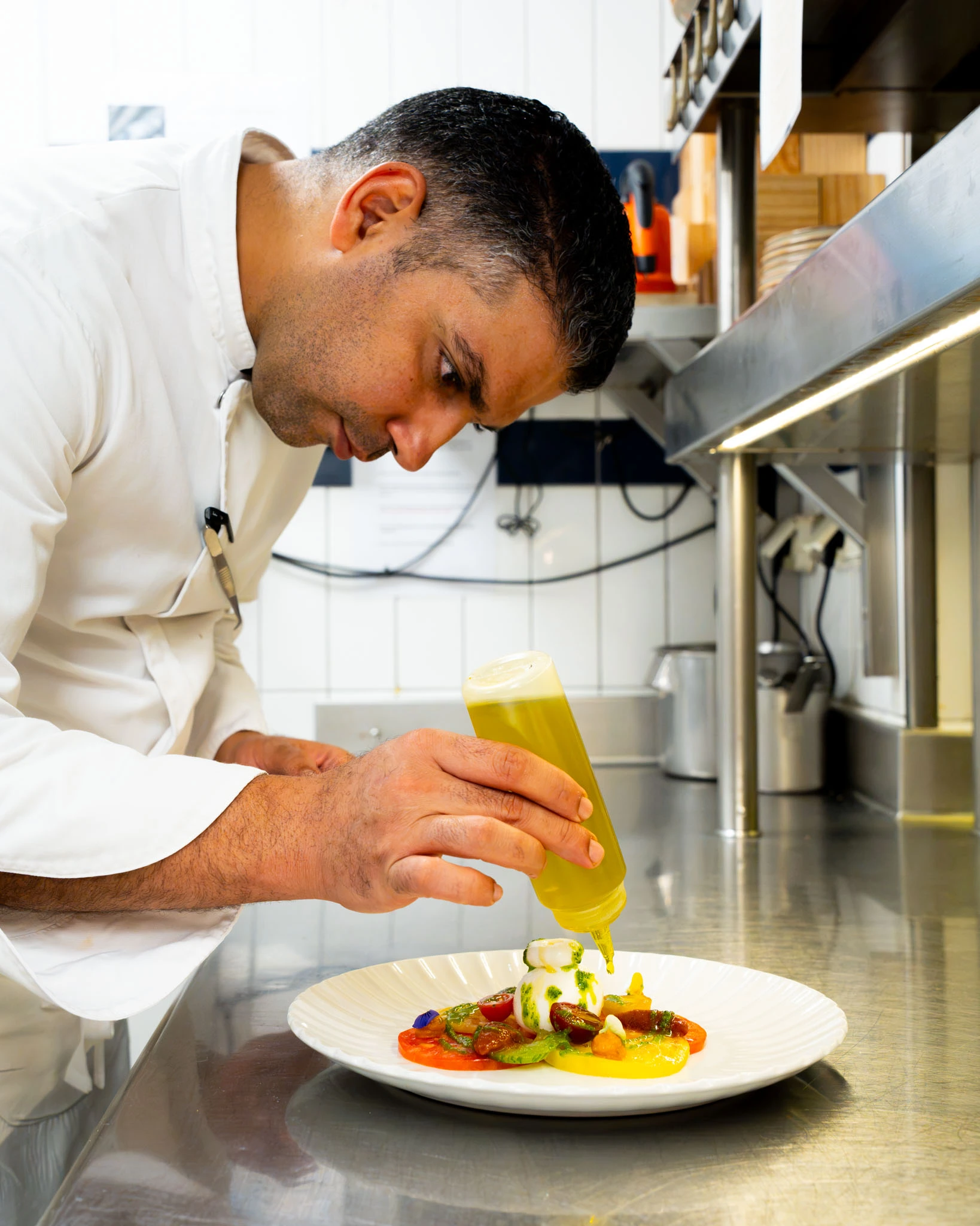 Préparation en cuisine d'un plat Hôtel Chais Monnet & Spa Cognac