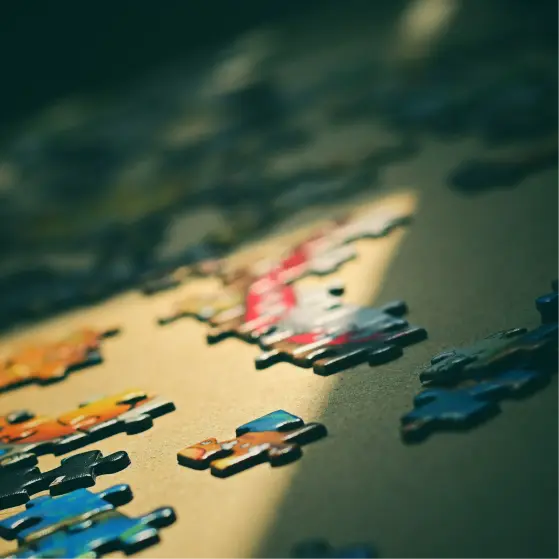 Puzzle Teile auf Tisch