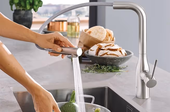 Grohe Essence Etgrebs køkkenbatteri med svingbar tud og udtræk dualspray