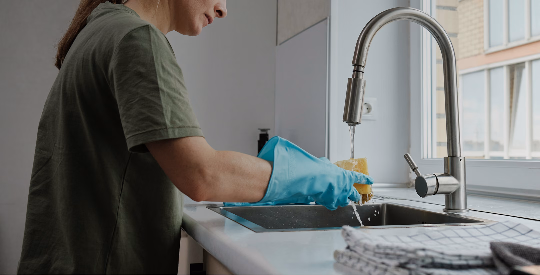 woman washing dishes at home