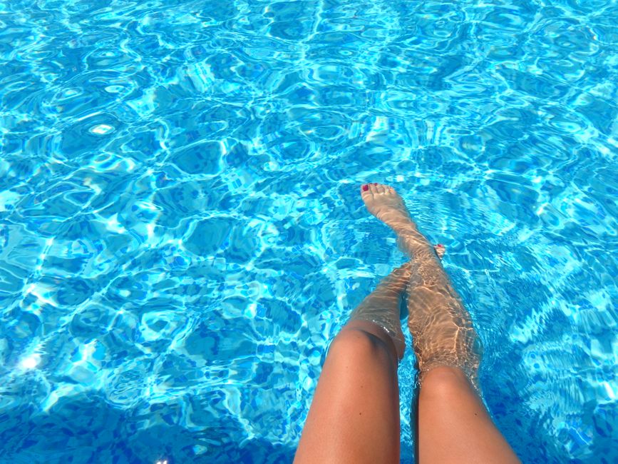 Does Chlorine Help Acne? The Truth About Swimming & Breakouts