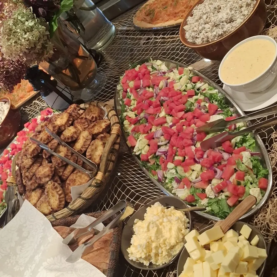 Juhlabuffetin tarjottavia: lämpimiä ruokia, tomaatti-kurkkusalaattia ja lisäkkeitä