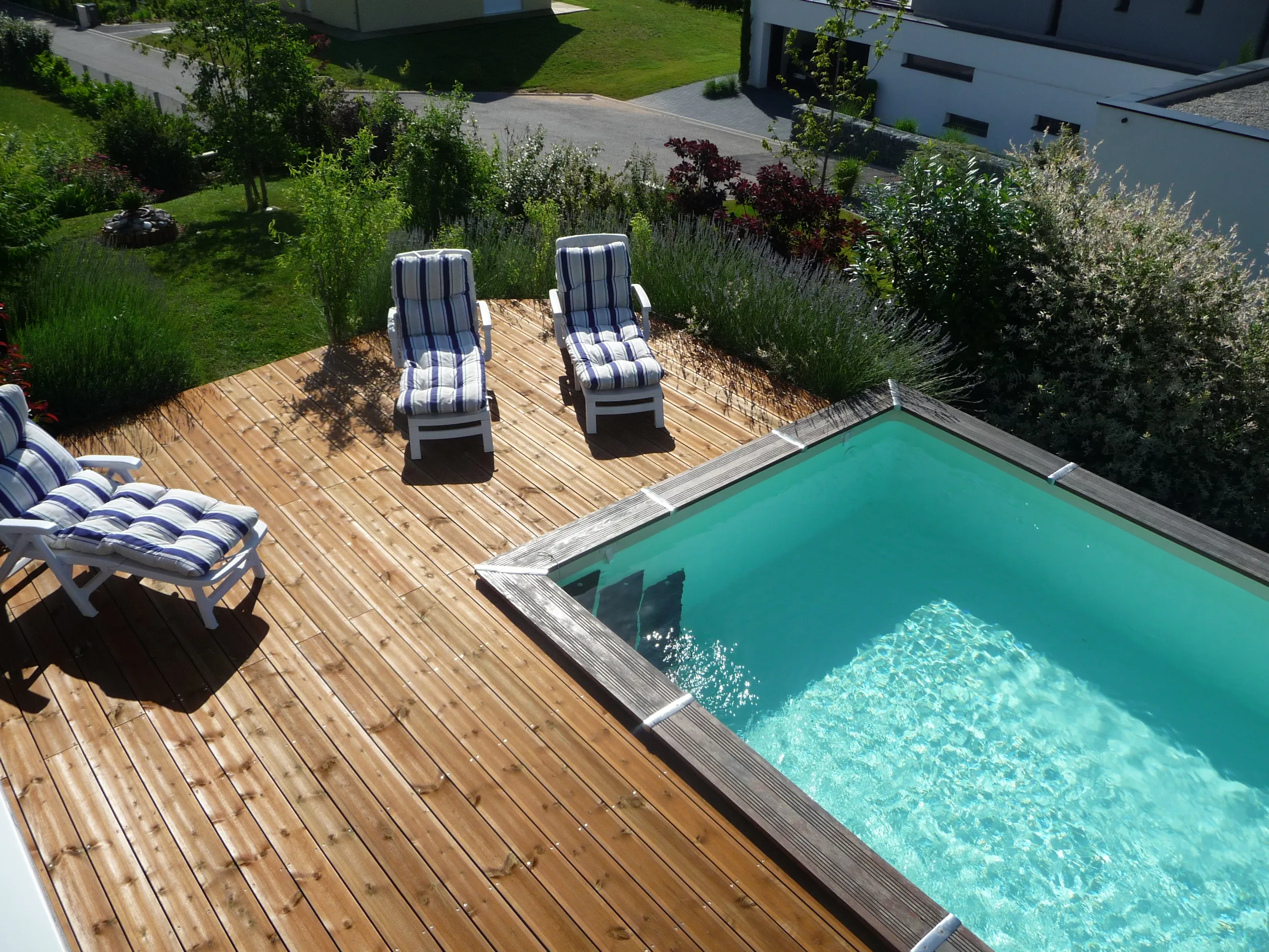Terrasse en bois avec piscine dans le haut-rhin
