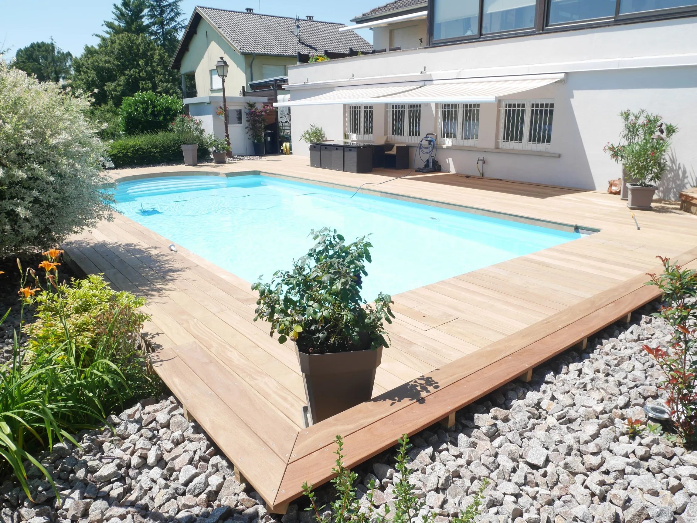 Terrasse sur mesure en bois avec piscine réaliser dans le haut-rhin